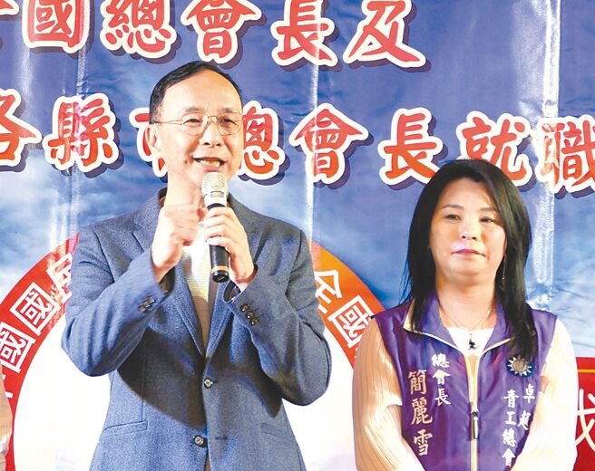 国民党主席朱立伦（左）16日到云林，喊话全党一定要团结反恶罢。（张朝欣摄）