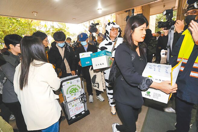 公民團體罷免35位泛藍立委邁入第二階段連署，罷團人士預告「胖卡計畫」透過流動連署站全選區趴趴走，搭配民進黨議員在各服務處增設代收連署書服務。（本報資料照片）