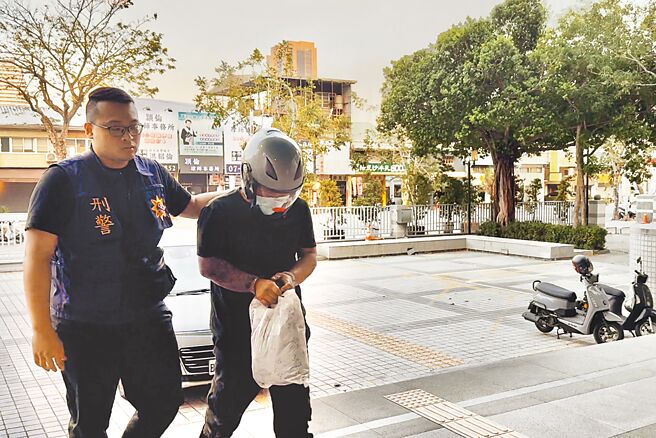 高雄日前發生凶殺案，嫌犯張姓男子（右）涉嫌用球棒先打傷石姓婦人，再用水果刀猛刺致死。（紀爰攝）