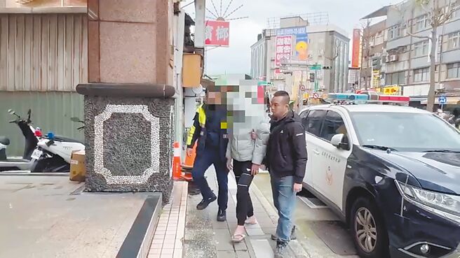 23岁施姓男子疑因与20岁黄姓男子（中）有1万元债务纠纷，黄男16日凌晨4时许伙同另名未成年少年，在新北市三重区持刀攻击施男，导致他的腹部重伤、肠子外露，所幸送医后暂无生命危险，警方循线逮捕黄男。（三重警分局提供／张铠乙新北传真）