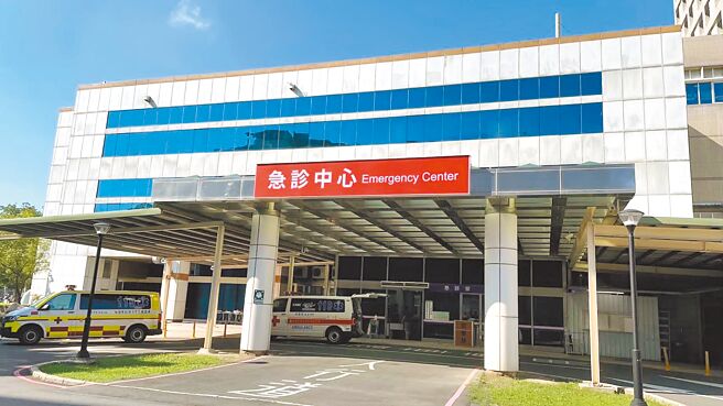 衛福部桃園醫院日前有1名6個月大孩童送醫，發現是左手骨折，醫師呼籲日常抱小孩時，應注意施力位置，建議以雙手托住腋下，避免直接拉扯孩子的手臂。（桃園醫院提供／姜霏桃園傳真）