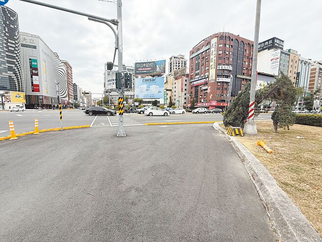 日籍旅客走在高雄市中华、五福圆环，遭失控车辆撞上重伤昏迷，路权团体、民代呼吁强化路口行人防护。（高雄市议员张博洋提供／任义宇高雄传真）