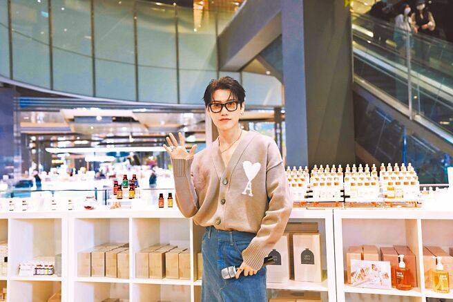 邱宇辰日前帥氣出席香氛品牌活動。（品牌提供）