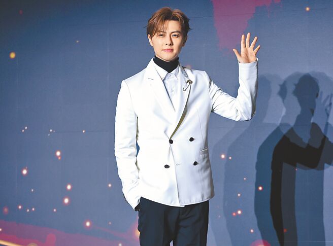 王子邱勝翊16日出席醫美品牌活動，展現精緻臉蛋。（陳俊吉攝）