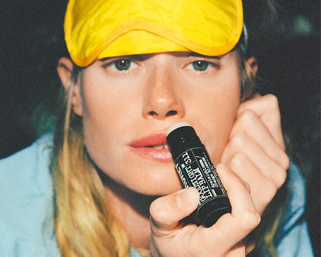 L:a Bruket 311橙花晚安護唇棒，透過天然香氣向大腦傳遞正面訊息，讓人暫時抽離煩擾。售價650元。（10／10 HOPE提供）