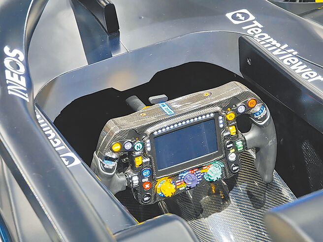 F1赛车多功能方向盘。（陈大任摄）