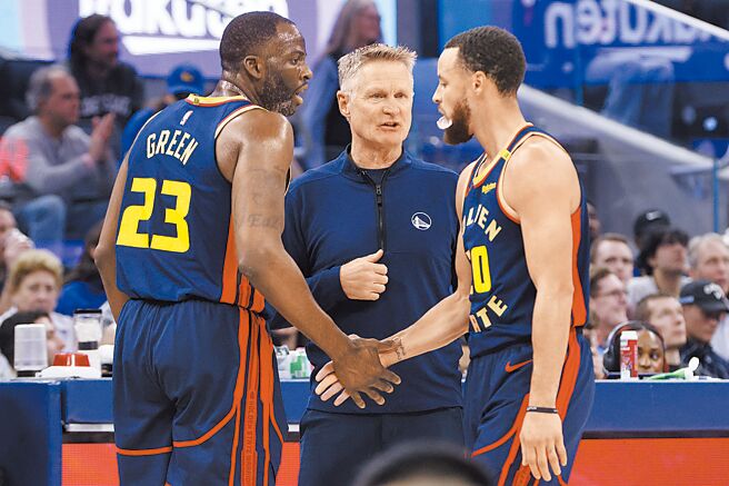 勇士总教练科尔（中）站在场边跟柯瑞（右）、卓雷蒙格林讨论战术。（美联社）