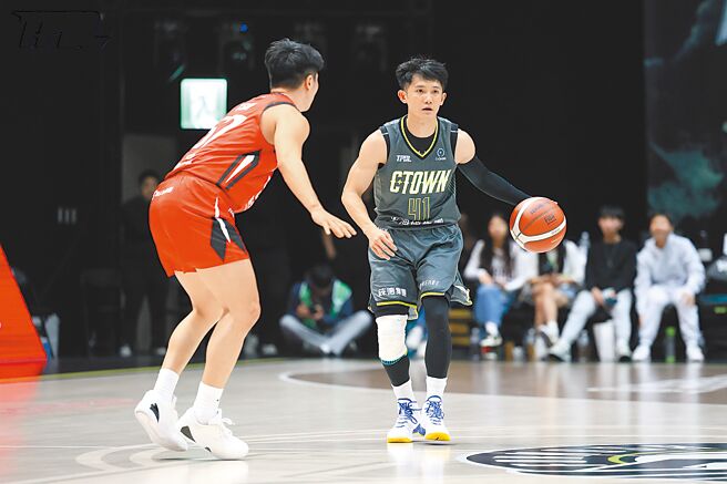 蒋淯安（右）16日攻下全场最高25分，总算拿到加盟梦想家以来的第1胜。（TPBL提供）