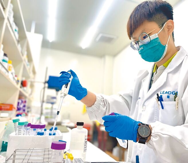 慢性腎臟病早期診斷難度高，傳統檢測無法精準反映腎功能，搭配新型指標「硫酸吲哚酚」有助於揪出潛在患者。（偉喬生醫提供）