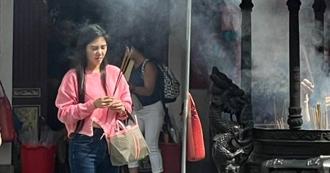 楊晨熙選黃道吉日赴霞海城隍廟 穿粉紅上衣揪友人虔誠拜月老