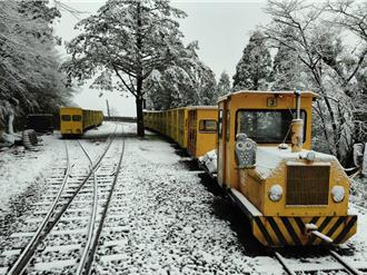 影》宜兰太平山大片冰霰覆盖 银白美景 游客超兴奋