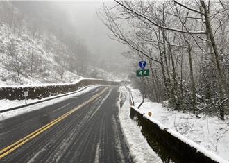 台7甲線路面結冰「南山至勝光路段」 限加掛雪鏈管制通行