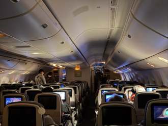 一票建中生搭机不睡觉 低头做1事 空服员：强烈的自律瀰漫客舱