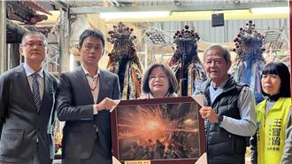 為了還願愛上攝影！張宏誼捐贈國際得獎作品給鹽水武廟