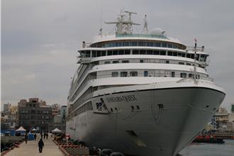 玺宝探险号邮轮首抵马公港 3.3公尺潮差大倒退噜靠港