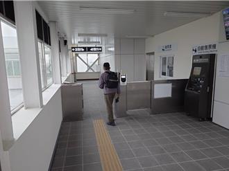 岡山車站天橋能直通台鐵月台 後站搭車更方便