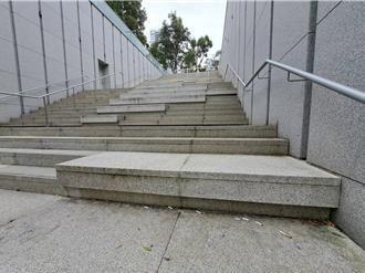 台北大巨蛋忠孝通廊菸蒂四散 禁菸政策爆漏洞 三局處挨批