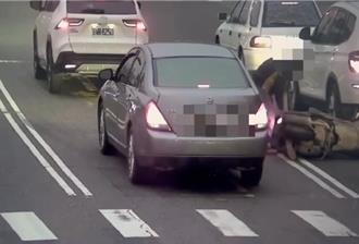 高雄騎士追撞轎車「丟2000元就逃」　警要查了