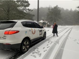 台中梨山今降3月雪 零下5度幸福巴士化身雪地公车