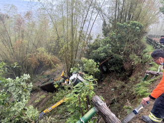 南投工地意外！吊車翻覆滑落邊坡　司機遭拋飛慘死