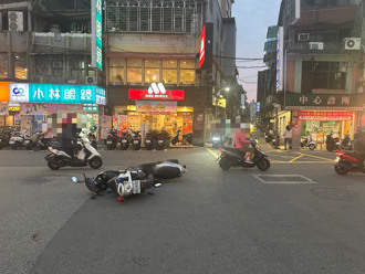 開警報器趕往抓通緝犯 新莊警與騎車婦人撞擊！釀2人傷