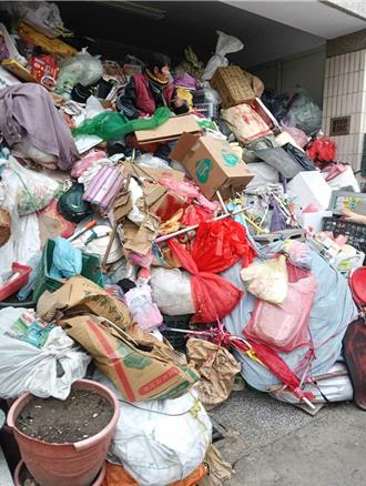 彰化6旬婦霸占騎樓蓋「垃圾山」環保局限2周改善