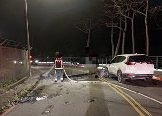 快訊》北投機廠旁對撞車禍釀火燒車 機車騎士乘客受傷送醫