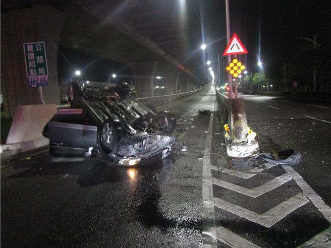 台中市北屯區崇德路18日凌晨4時多傳出自撞車禍！32歲廖姓男子開車要上台74線時，撞上東向崇德匝道口分隔島，不僅車輛翻覆朝天，車頭全毀。（民眾提供／潘虹恩台中傳真）