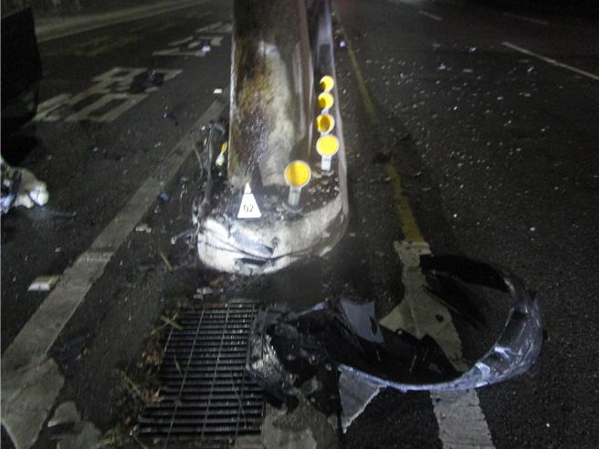 台中市北屯區崇德路18日凌晨4時多傳出自撞車禍！32歲廖姓男子開車要上台74線時，撞上東向崇德匝道口分隔島，不僅車輛翻覆朝天，車頭全毀。（民眾提供／潘虹恩台中傳真）