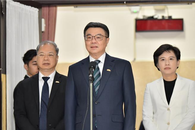 国民党主席朱立伦亲自号召，将由立法院发起反戒严、反废死公投，行政院长卓荣泰今喊话国民党「不要在黑暗的房间，找这两只不存在的黑猫。」（行政院提供／杨亚璇台北传真）