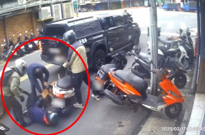 比特犬直接从车内跳出攻击骑士。（翻摄画面）