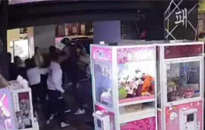 桃園市中壢區16日凌晨3時許，25歲陳男因酒後行走時不慎與30歲施女碰撞，與施女同行的29歲徐男見狀後，雙方發生口角當街大打出手。（翻攝照片／廖姮玥桃園傳真）