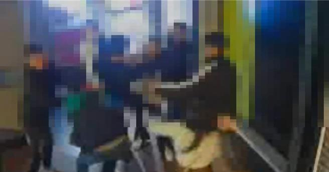 桃園市中壢區16日凌晨3時許，25歲陳男因酒後行走時不慎與30歲施女碰撞，與施女同行的29歲徐男見狀後，雙方發生口角當街大打出手。（翻攝照片／廖姮玥桃園傳真）