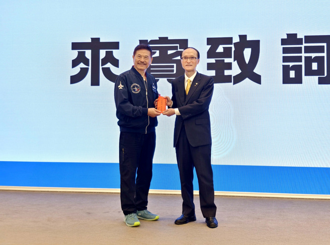 為支持臺南分會，中華眷村文化發展總會顧委會主任委員孫慶餘(圖右)特別捐贈5萬元，由首屆王映華理事長代表受贈。(圖/中華眷村總會提供)