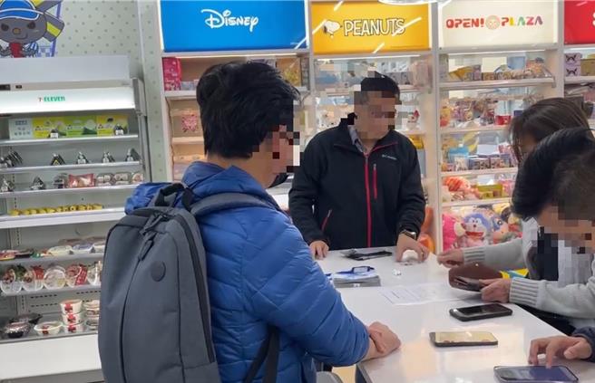 李姓诈骗车手（左一）在便利商店取款，遭女法官识破，虎尾分局员警（左二及右一）前往埋伏逮捕，右二是被害人。（云林地检署提供）