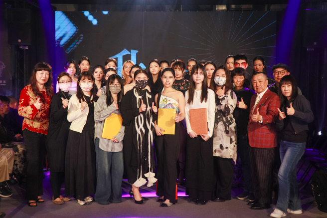 亞大時尚系第12屆畢業展師生、時尚界企業主大合照。(照片/亞洲大學提供)