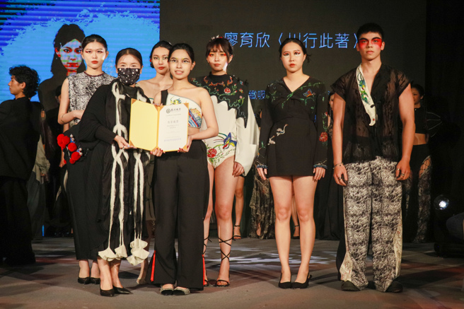 金獎-廖育欣《川行此著》獲金獎。(照片/亞洲大學提供)