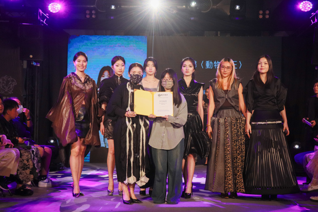銀獎-全馨《動物女王》。(照片/亞洲大學提供)