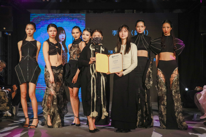 銅獎-李雨軒《網縛》。(照片/亞洲大學提供)