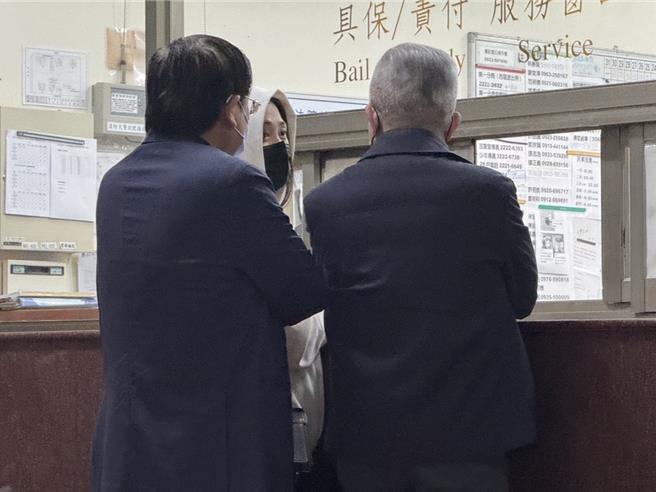 台中地院昨裁定九州博弈集团总裁陈政谷以2亿元交保，陈的妹妹和律师18日一早8点半现身台中地院办理相关手续。（潘虹恩摄）