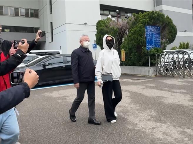 台中地院昨裁定九州博弈集团总裁陈政谷以2亿元交保，陈的妹妹和律师18日一早8点半现身台中地院办理相关手续。（潘虹恩摄）