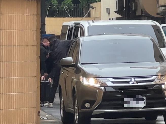 台中地院昨裁定九州博弈集团总裁陈政谷以2亿元交保，陈的妹妹和律师18日一早8点半现身台中地院办理手续，后到邻近台银台中分行点钞，从车上拿下至少6箱行李厢。（民眾提供／潘虹恩台中传真）