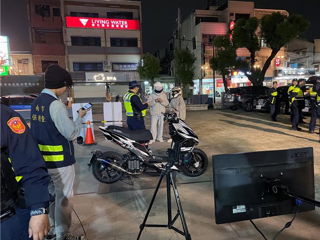 今年1至2月台南市政府环保局、警察局及监理站共举办9场联合稽查行动，合计拦查454辆车，其中有28辆未办理环境部预约登录检验或未变更登记，均依法开罚。（环保局提供／洪荣志台南传真）