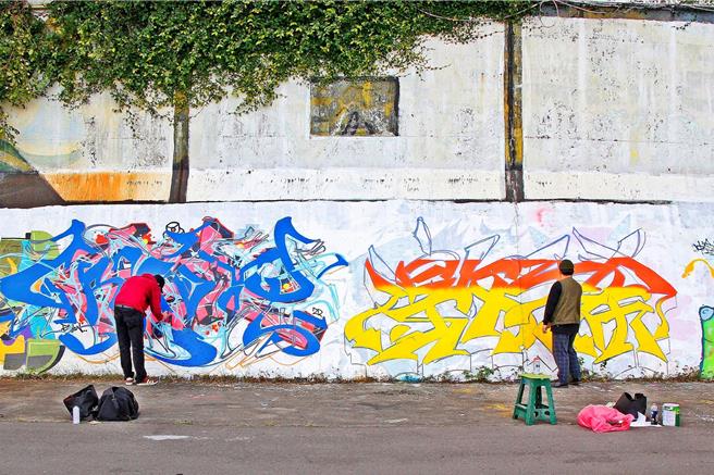 新北市高滩地工程管理处开放2处新店溪堤外侧防洪墙为合法涂鸦专区。（图／新北市高滩处）