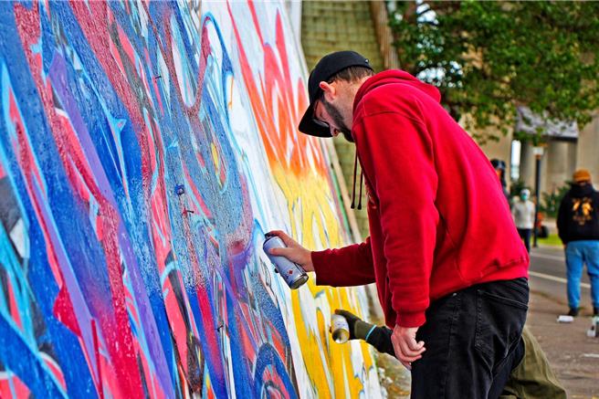 街头涂鸦艺术创作展现个人风格，除可发挥创意外，透过作品传达个人思念。（图／新北市高滩处）