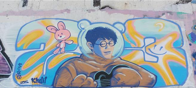 华江桥下涂鸦墙出现已逝金曲歌王方大同涂鸦艺术创作，吸引不少民眾目光。（图／新北市高滩处）