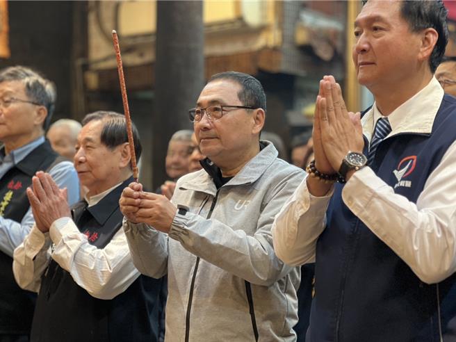 新北市长侯友宜赴板桥接云寺恭祝观世音菩萨圣诞千秋。（新北市民政局提供）