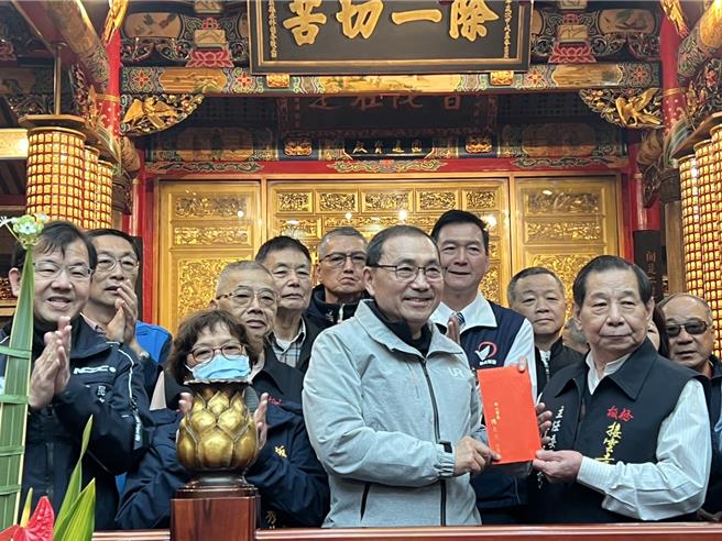 侯友宜代表市府致赠接云寺香油钱。（新北市民政局提供）