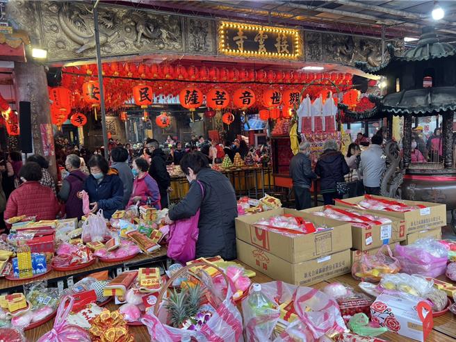 板桥接云寺一早就聚集人潮为观音祝寿。（新北市民政局提供）