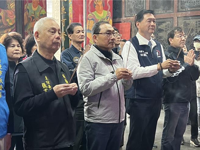 侯友宜到接源堂参拜。（新北市民政局提供）